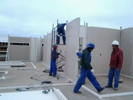 تركيب ساندوتش بانل لبناء الملاحق والغرف في المدينة:ثورة البناء الحديث لالواح سندويش بنل