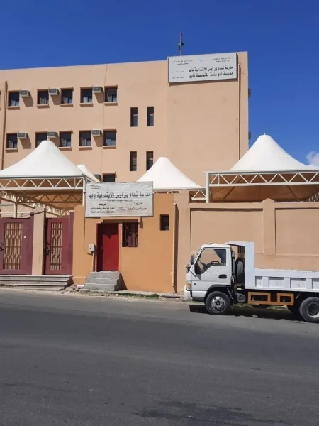 تركيب مظلات هرمية حديثة في المدينة المنورة